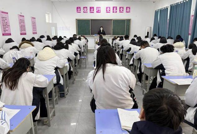 石家庄天使护士学校升学班学生定期的月考现场